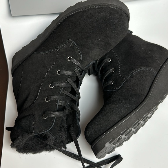 BEARPAW Phoebe Suede Sheepskin Lace-Up Hiker Boot (Black) NEVER WORN..NEW INBOX - Picture 5 of 5